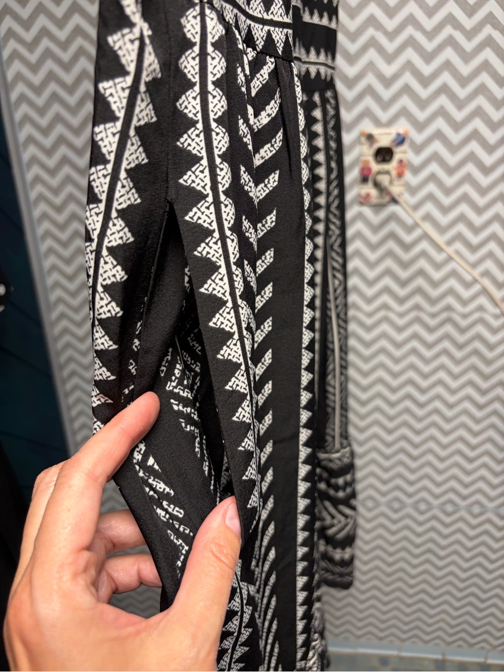 BloomChic Sleeveless Black & White Patterned V-Neck Dress - Picture 4 of 8